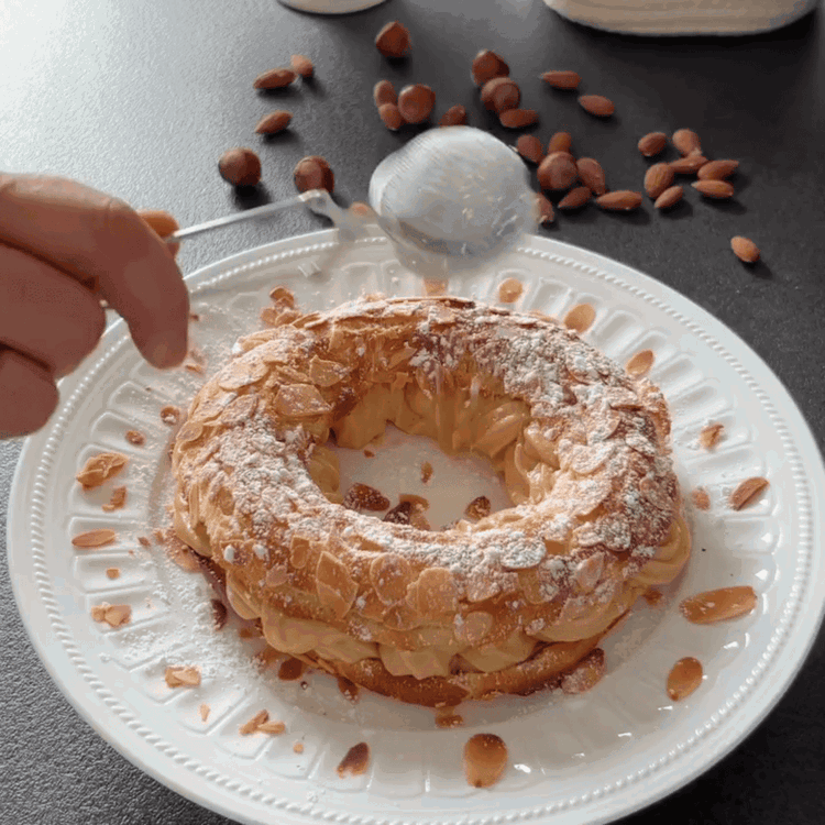 Image of Puneți jumătatea de sus a patiseriei deasupra cremei de migdale....