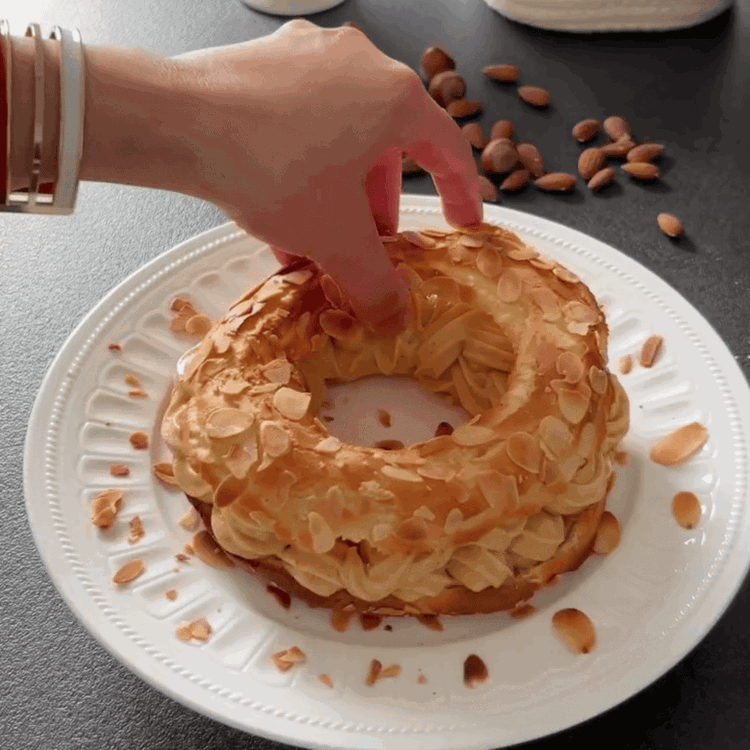 Image of Tăiați patiseria orizontal în jumătate. Umpleți un sac de patiserie...