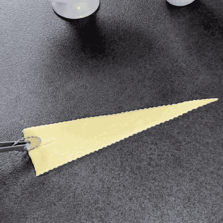 Image of Preîncălziți cuptorul la 200°C. Întindeți aluatul fraged pe o suprafață...