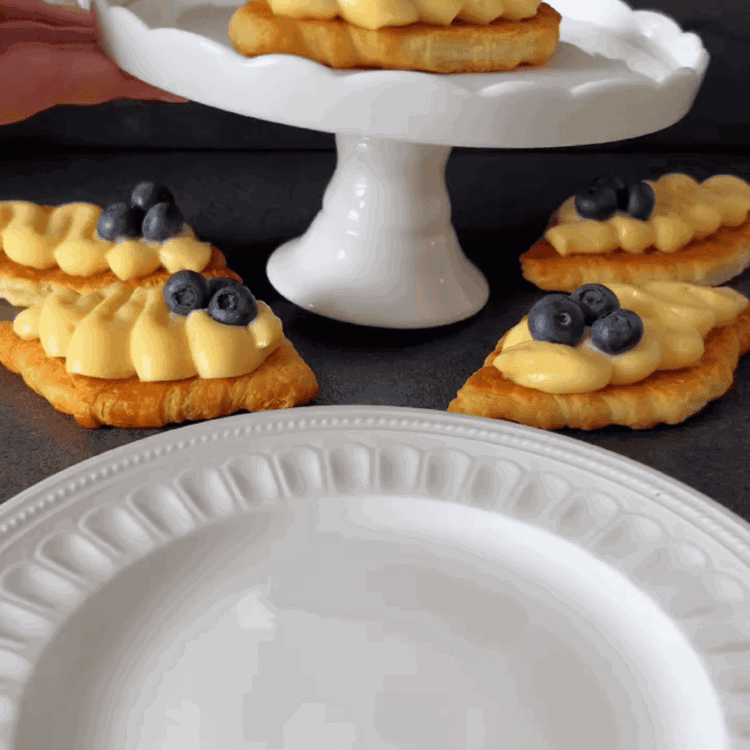 Image of Sirve los croissants planos inmediatamente y disfruta.