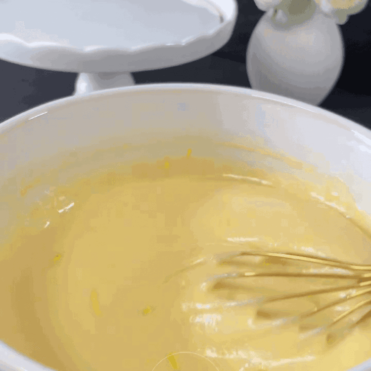 Image of En un tazón grande, mezcla la harina, el azúcar, el polvo de hornear, el bicarbonato de sodio y la sal. En otro tazón, bate los huevos, el aceite, la leche, la ralladura de limón y el jugo de limón. Agrega...