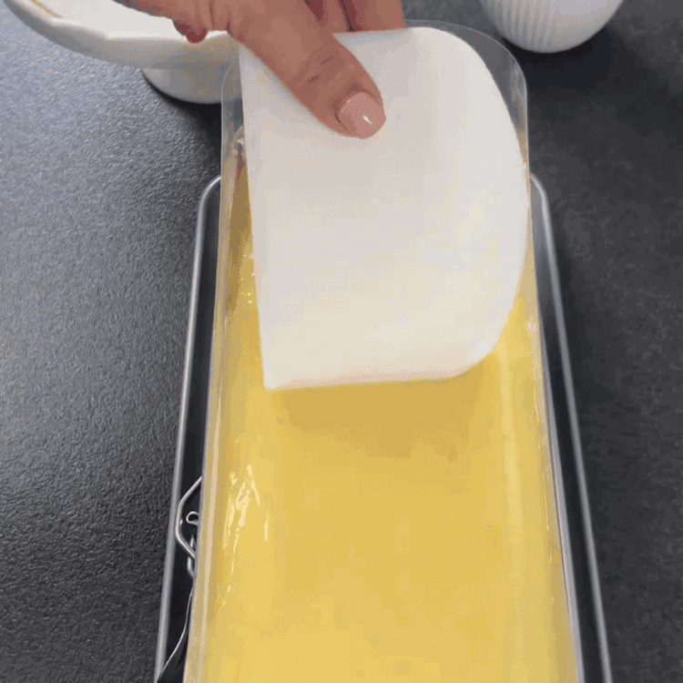Image of Hornea el pastel durante aproximadamente 25-30 minutos o hasta que un palillo insertado en el centro salga limpio. Si el pastel se eleva demasiado, recorta la parte superior después de enfriar para crear una superficie plana. Deja enfriar completamente el...