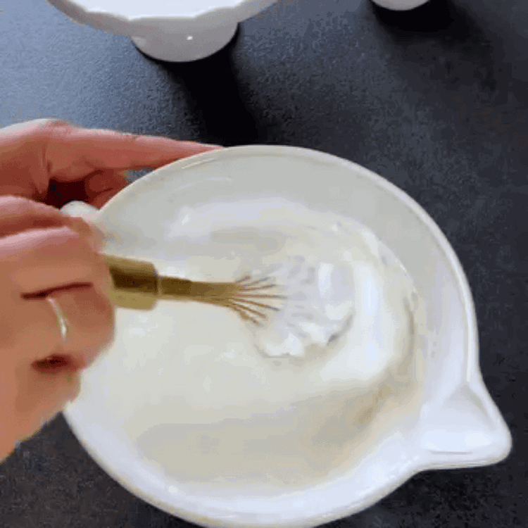 Image of Metti gli albumi in una ciotola pulita e senza grasso...