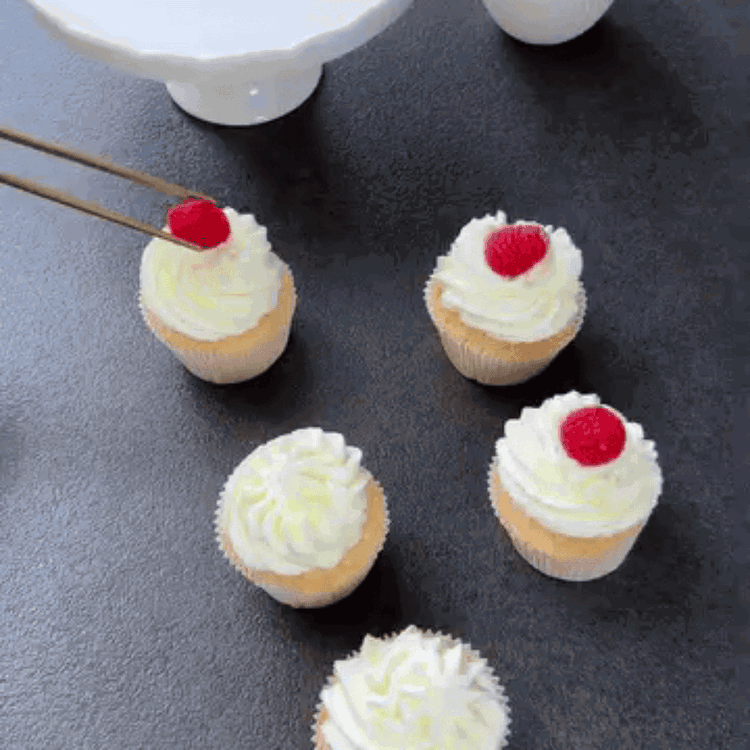 Image of Mientras los cupcakes se enfrían, bate la crema para batir con el mascarpone y el azúcar en polvo hasta que se formen picos firmes.