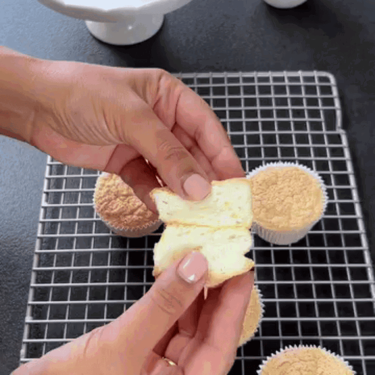 Image of Hornea los cupcakes en el horno precalentado durante aproximadamente 15-18 minutos, hasta que estén ligeramente dorados y regresen al ser presionados suavemente. Retira del horno y deja enfriar completamente.