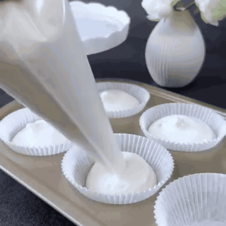Image of Divide la masa de manera uniforme entre los 6 moldes para muffins. Los moldes deben llenarse hasta el borde, ya que la masa no sube significativamente.