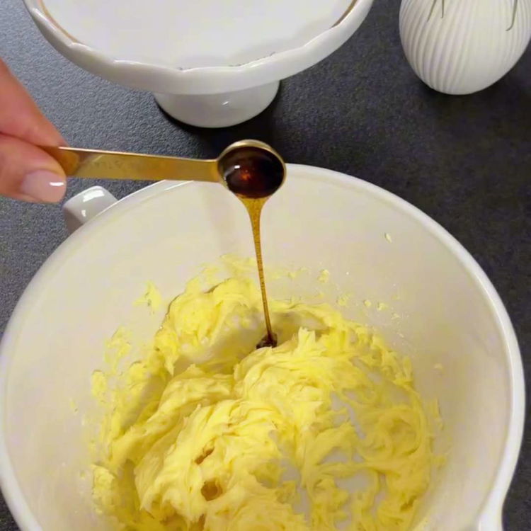 Image of Dans un grand bol, crémez ensemble le beurre doux, le...