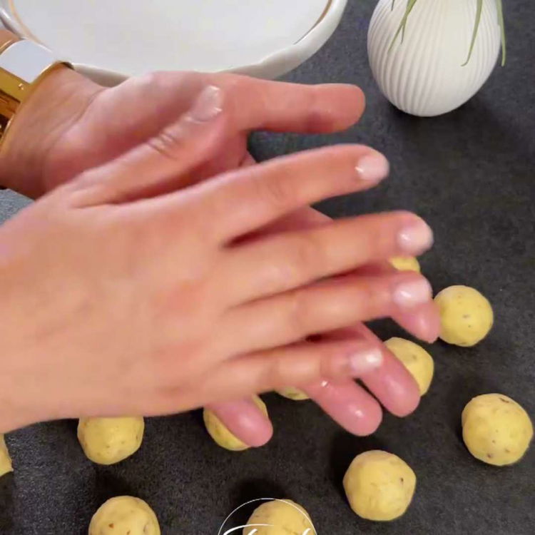 Image of Façonnez la pâte en petites boules d'environ 2 cm de...