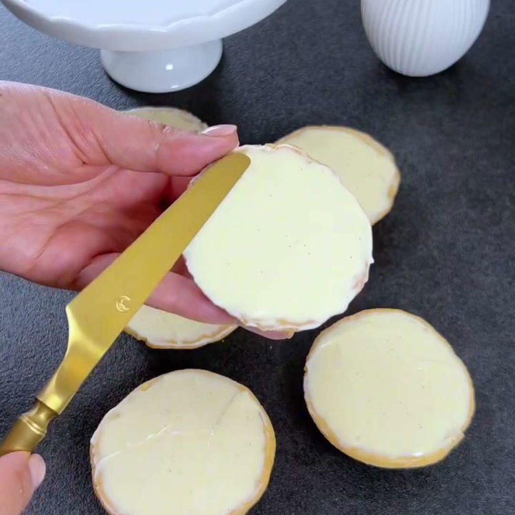 Image of Die gekühlte Diplomatcreme über die Marmeladenschicht in den Tartelettes streichen...
