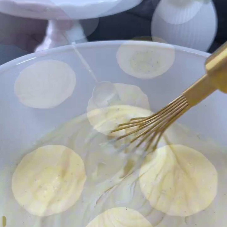 Image of Pişirilip soğutulmuş tartletlerin üzerine reçel katmanını ilk kat olarak yayın.