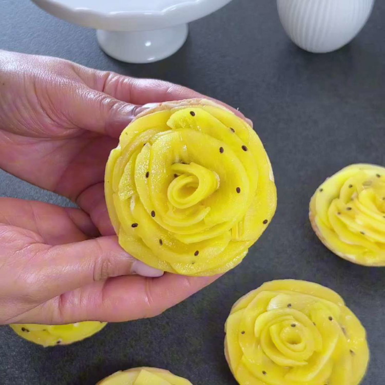 Image of Kalan beş Kiwi Gold'u uzunlamasına yarıya kesin ve tartletlerin üstünde dekoratif bir gül oluşturmak için kullanın.
