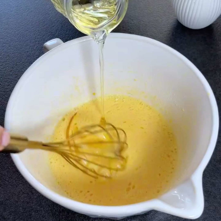 Image of U drugoj zdjeli umutite šećer i jaje. Zatim dodajte mlijeko, biljno ulje, jogurt i ekstrakt vanilije, dobro miješajući.