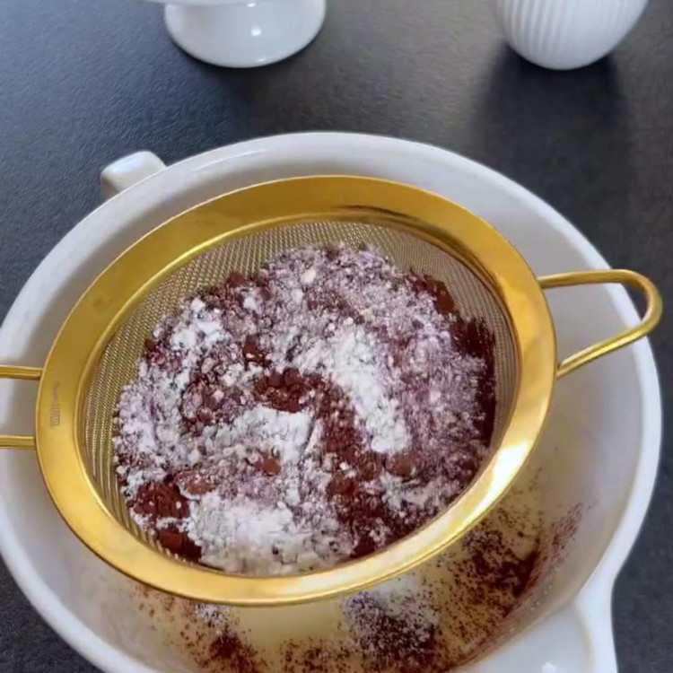 Image of U zdjeli pomiješajte brašno, kakao u prahu, prašak za pecivo i sol.