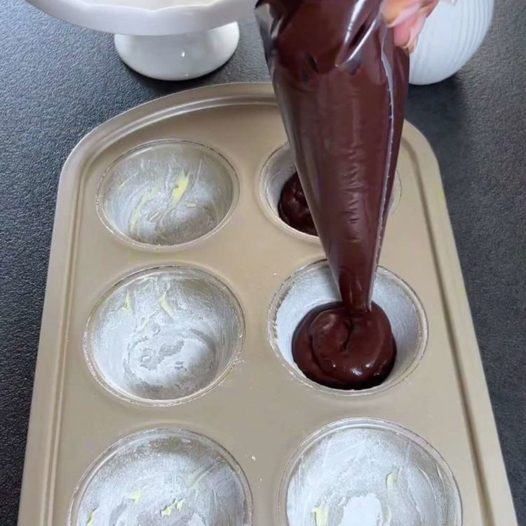 Image of Den Teig gleichmäßig auf die Muffinförmchen verteilen.