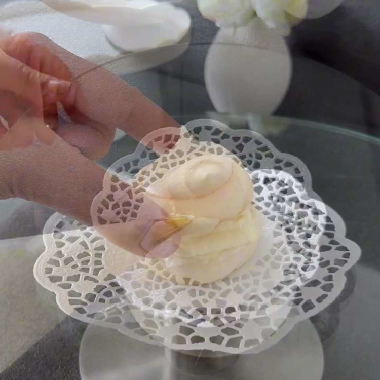 Image of Étalez de la crème fouettée sur le dessus et les côtés du sandwich pour le couvrir complètement.