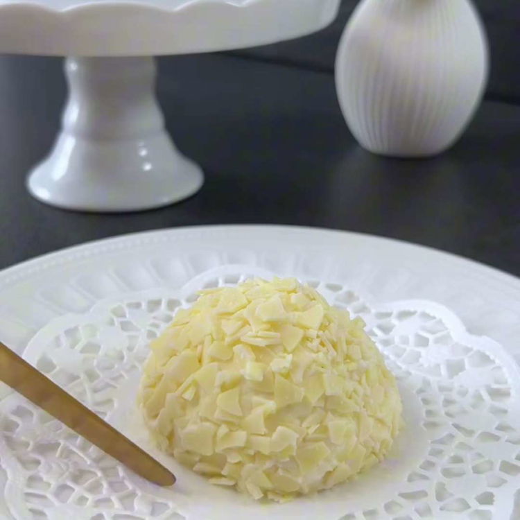 Image of Krem şanti ile kaplanmış meringue sandviçlerini tamamen ince rendelenmiş çikolata...