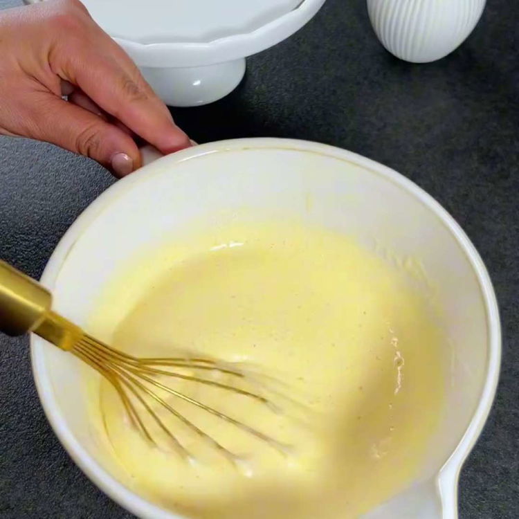 Image of Разбийте яйцата и захарта до кремообразна консистенция. Пресейте брашното, бакпулвера...