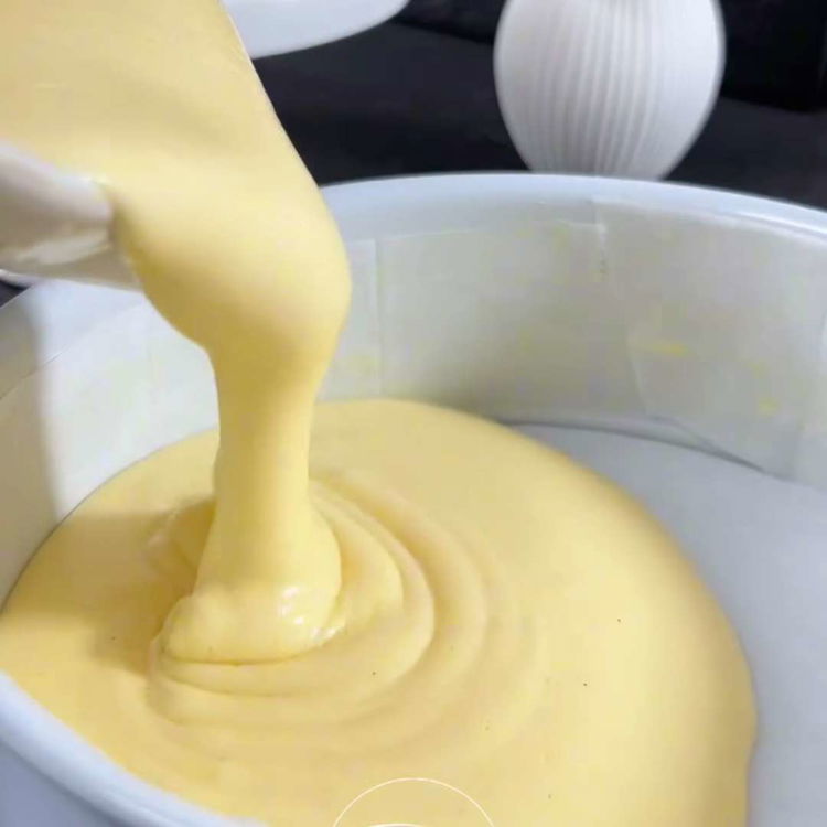 Image of Изсипете тестото в подготвената форма и печете 25-30 минути. Оставете...