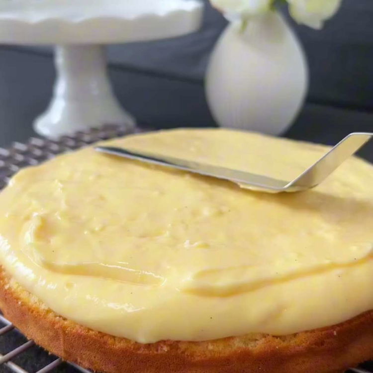 Image of Поставете долния слой на чиния и намажете с ванилова крема.