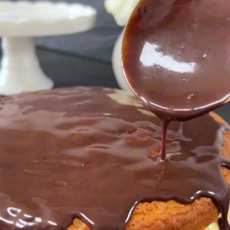 Image of Поставете втория слой отгоре, натиснете леко. Нанесете шоколадовата глазура равномерно.