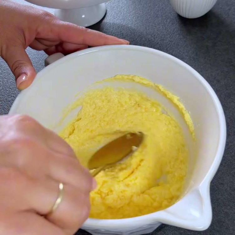 Image of In einer Schüssel die weiche Butter und den Zucker cremig schlagen.