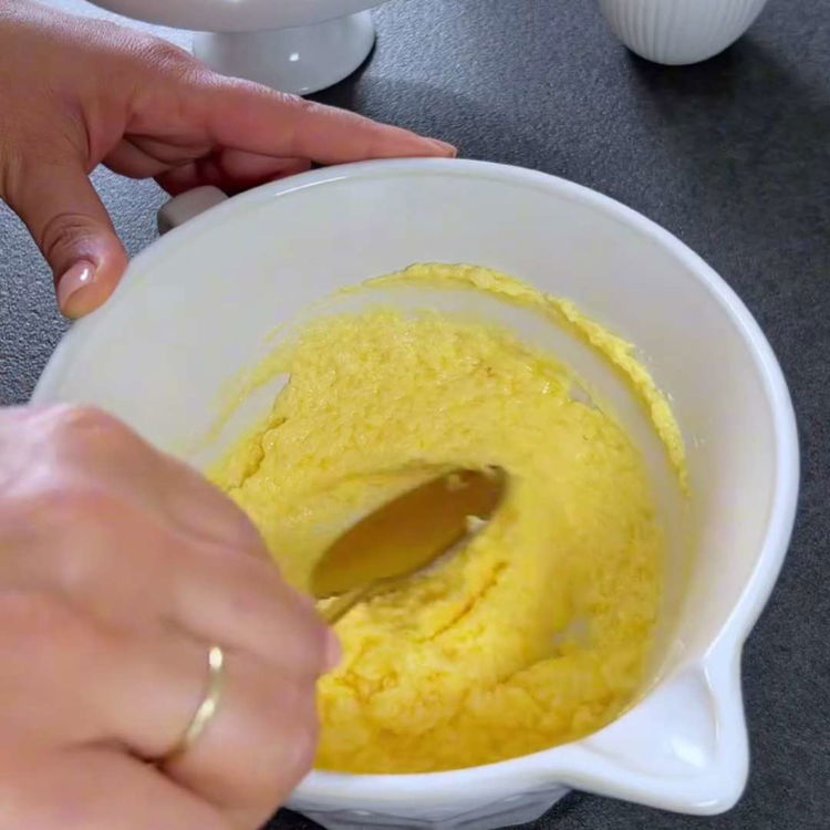 Image of В купа разбийте мекото масло и захарта.