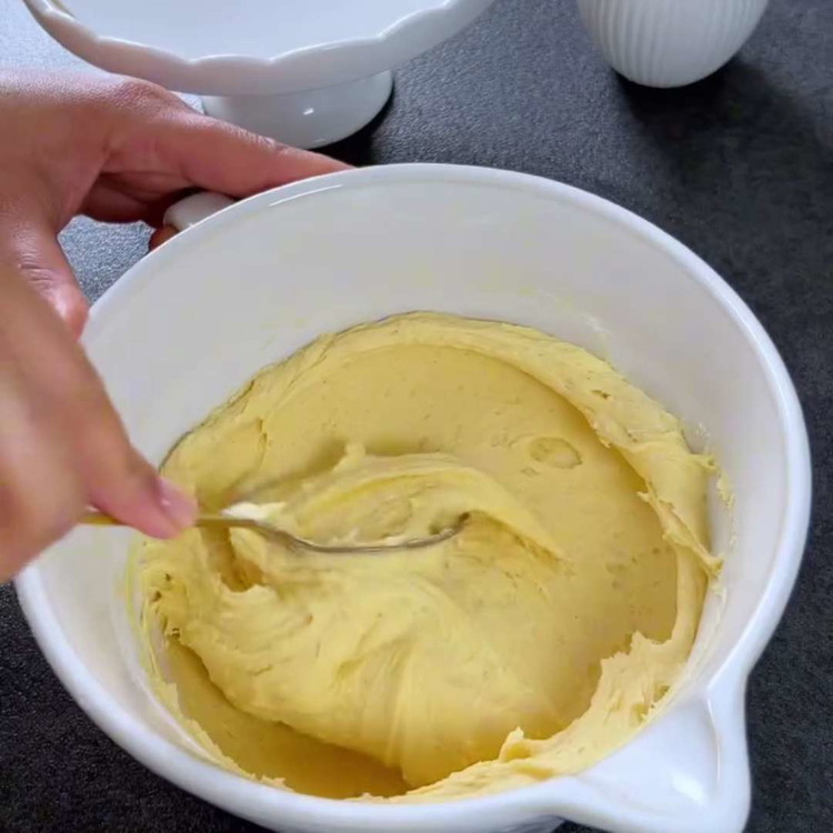 Image of Mehl, Backpulver und eine Prise Salz unterrühren. Fügen Sie die Milch hinzu und rühren Sie, bis der Teig glatt ist.