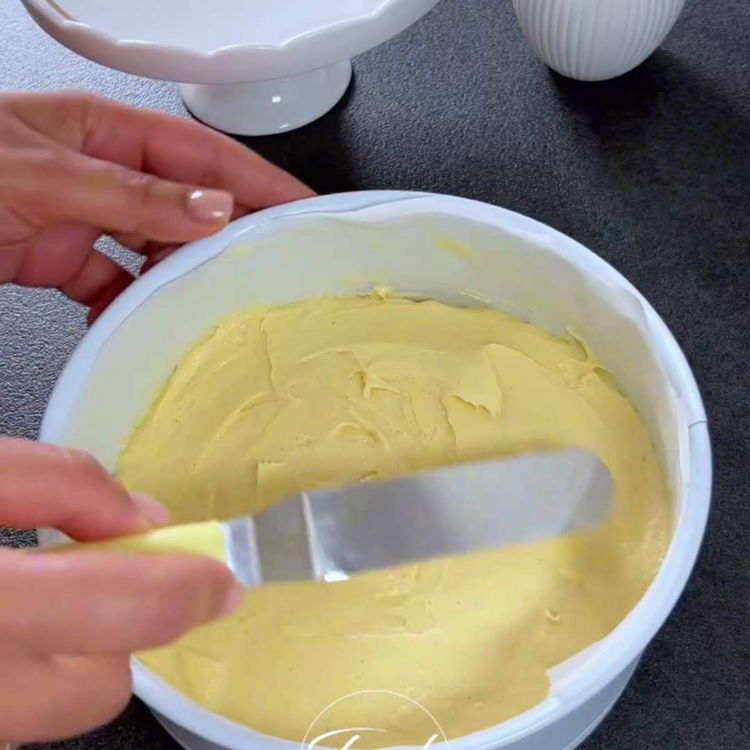 Image of Изсипете тестото в подготвената форма за печене, изглаждайки го равномерно.