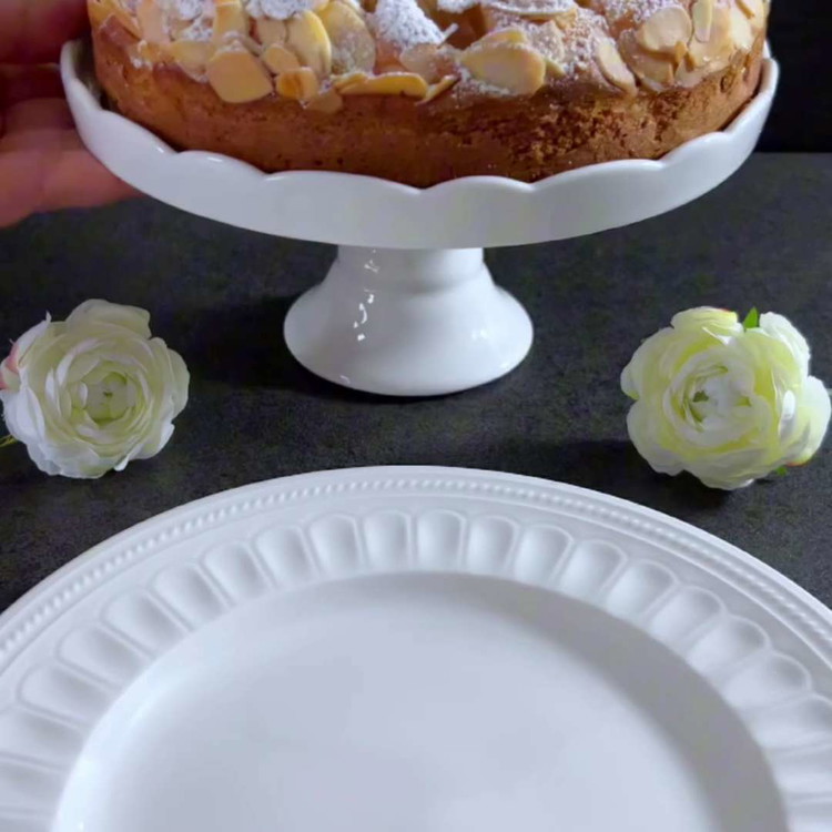 Image of Nehmen Sie den Birnenkuchen aus dem Ofen und lassen Sie ihn vollständig abkühlen. Vor dem Servieren mit Puderzucker bestäuben.