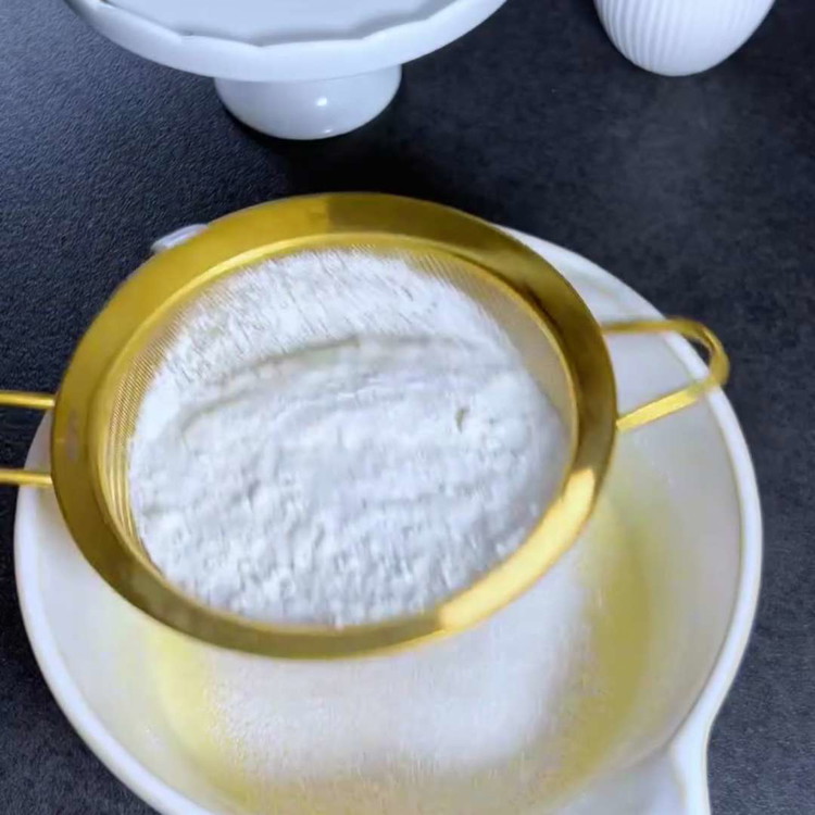 Image of Aggiungi la farina, il lievito, il sale e la cannella. Mescola delicatamente fino a quando tutti gli ingredienti sono appena combinati. Evita di mescolare eccessivamente.