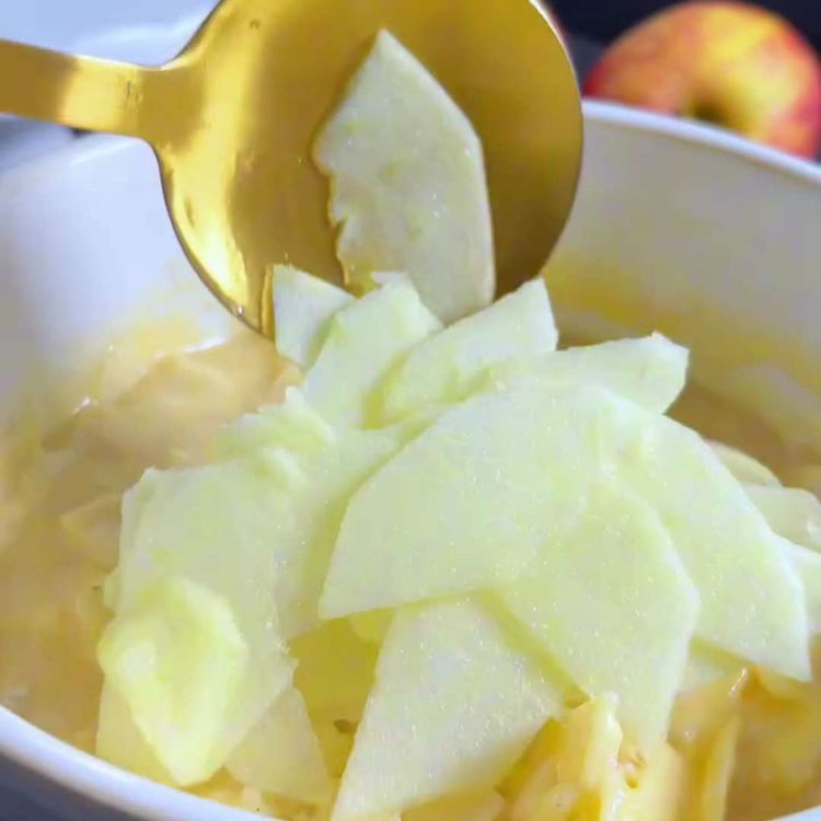 Image of Elma dilimlerini hamura ekleyin ve hamurun içinde eşit dağılım sağlamak...