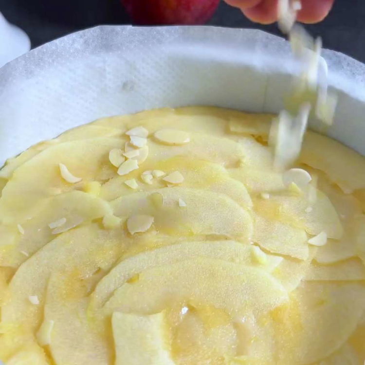 Image of Hamuru hazırlanan kek kalıbına dökün ve üstünü düzeltin. Eşit şekilde...