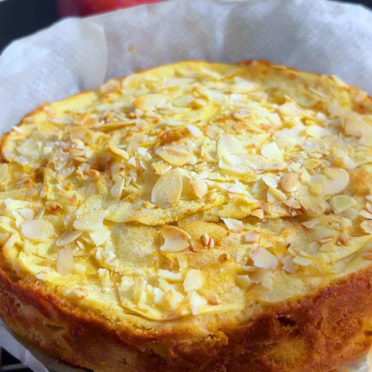 Image of Metti la torta nel forno preriscaldato e cuoci per circa 45 minuti o fino a quando uno stecchino inserito al centro esce pulito.