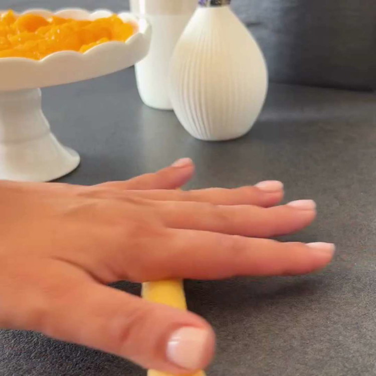 Image of Per la pasta frolla: Mescola la farina, lo zucchero e il lievito in polvere. Impasta l'uovo e il burro freddo fino a formare un impasto. Avvolgi l'impasto nella pellicola trasparente e metti in frigorifero per circa un'ora fino a quando...