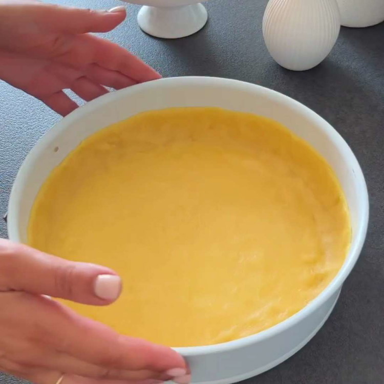 Image of Dopo un'ora, togli la pasta frolla dal frigorifero. Stendi due terzi per la base e forma un terzo in un bordo alto circa 3,5 cm.
