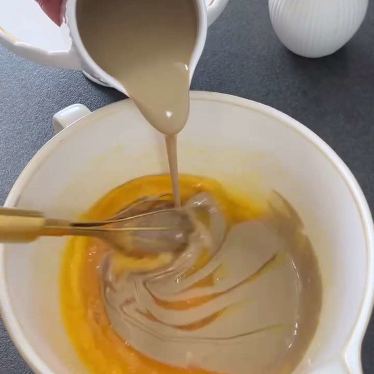 Image of Ve velké míse vyšlehejte vejce a cukr, dokud se dobře nespojí.