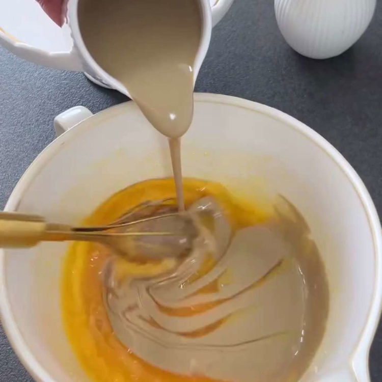 Image of In una grande ciotola, sbatti insieme le uova e lo...