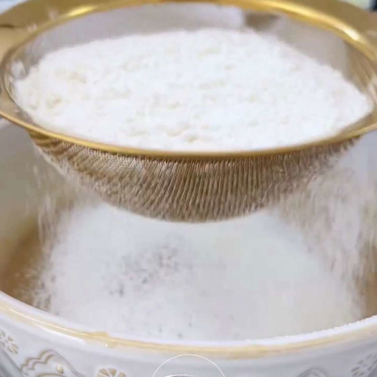 Image of Setaccia la farina e il lievito nella ciotola, aggiungi l'estratto...