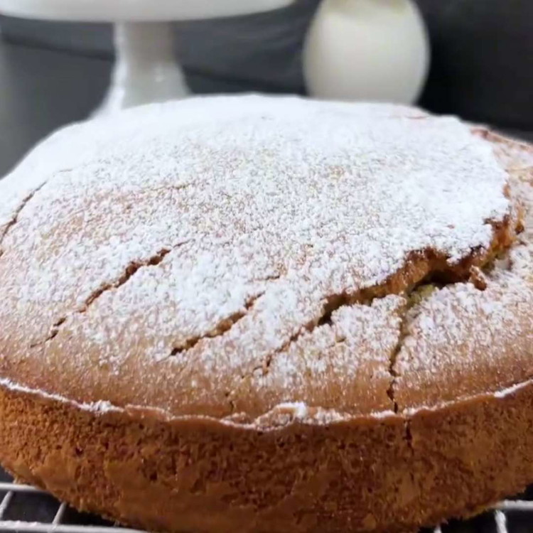 Image of Vyjměte koláč z trouby a nechte ho vychladnout ve formě asi 10 minut, než ho opatrně vyjměte z formy a přeneste na mřížku, aby úplně vychladl.