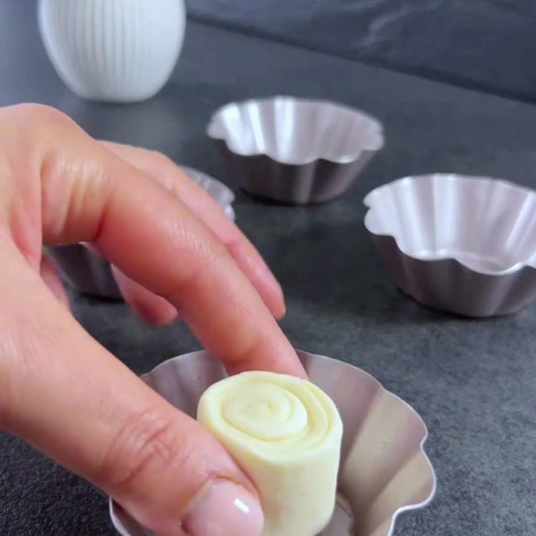 Image of Isecite rolat na komade široke otprilike 3 cm. Pritisnite komade...