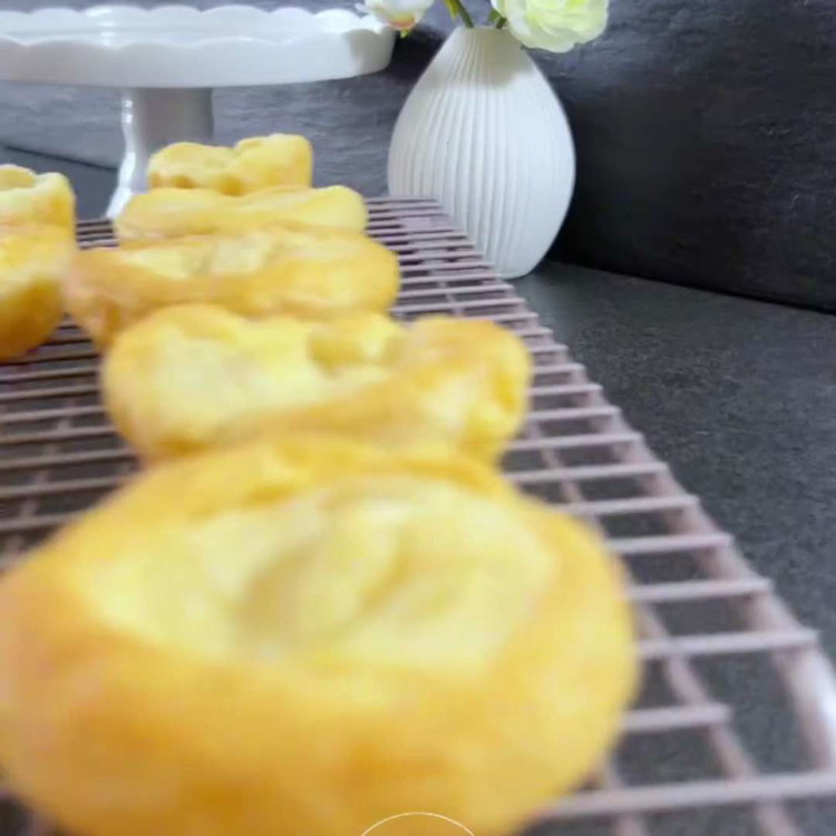 Image of Den Blätterteig etwa 15-20 Minuten backen, bis er goldbraun ist, dann aus dem Ofen nehmen, die Mitte leicht eindrücken und abkühlen lassen.