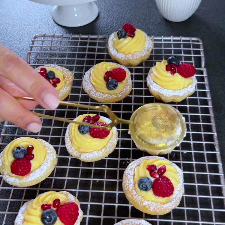 Image of Die Teilchen mit Blaubeeren, Himbeeren und Granatapfelkernen dekorieren.