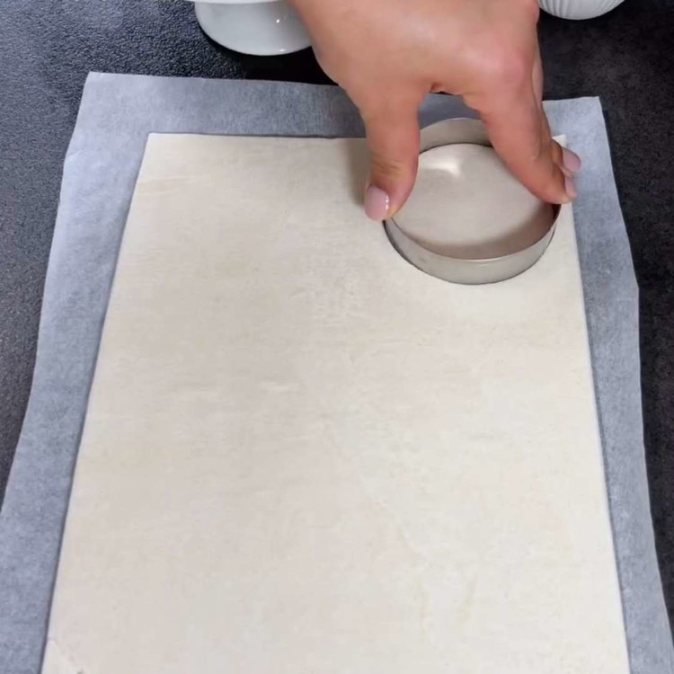 Image of Leikkaa voitaikinasta renkaita leivontatyökalulla. Puolesta näistä renkaista leikkaa pienempi reikä keskelle ja aseta ne kokonaisen, leikkaamattoman renkaan päälle, paina kevyesti.