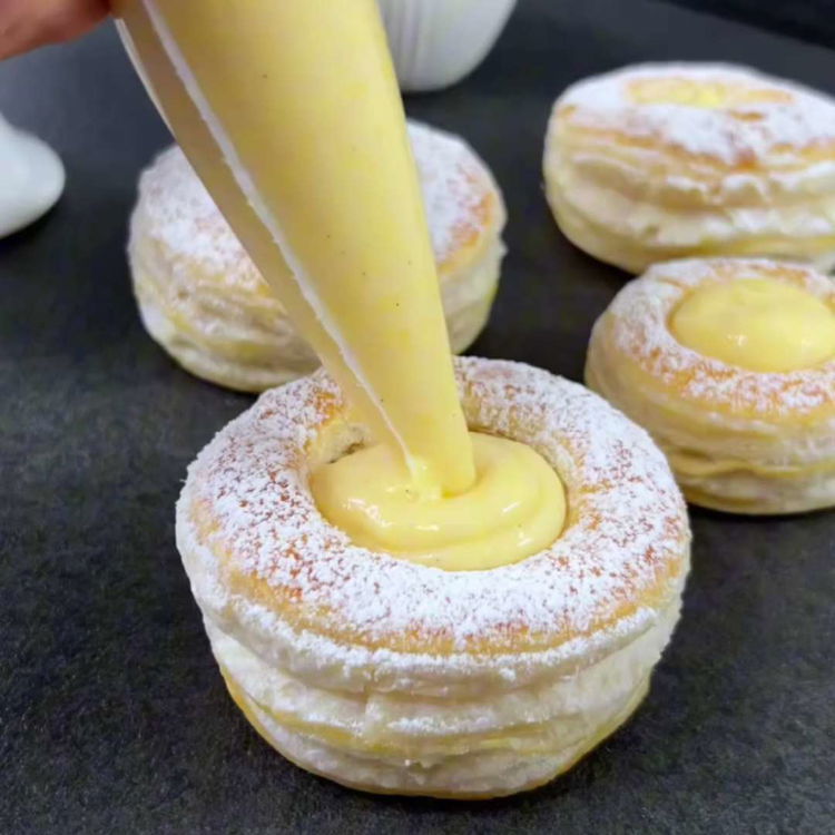 Image of Täytä jäähtyneet leivonnaiset vaniljakastikkeella.