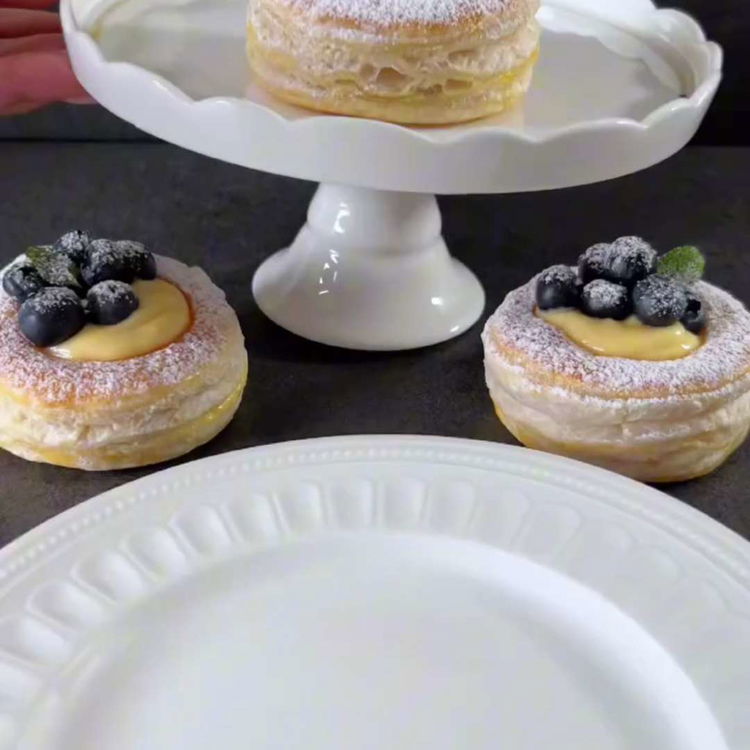 Image of Koristele tuoreilla mustikoilla ja sirottele päälle tomusokeria.