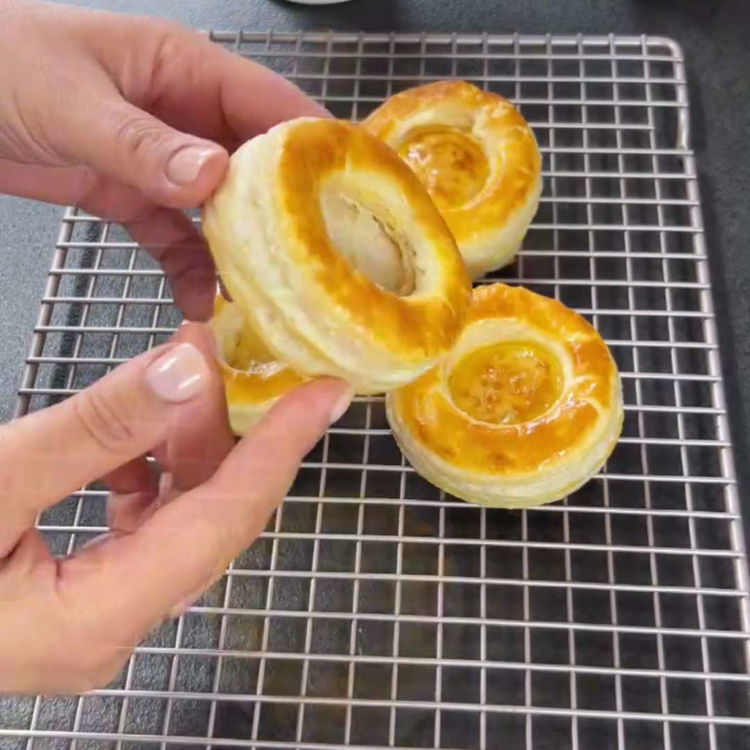 Image of Kaada kuuma maito hitaasti kananmunaseokseen samalla jatkuvasti sekoittaen.