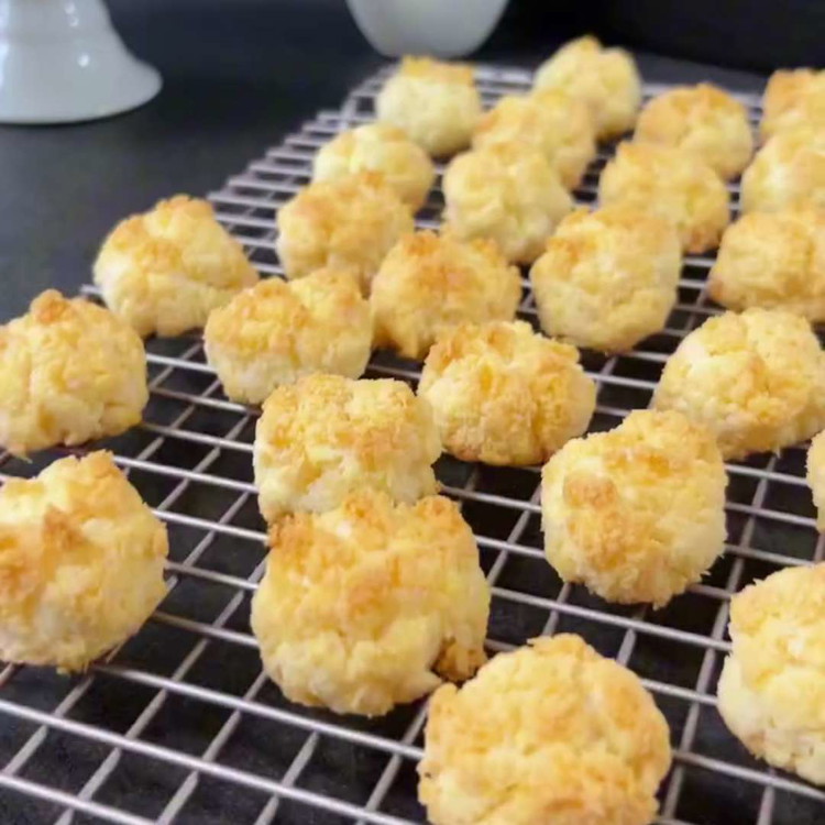 Image of Hornea los macarrones de coco en el horno precalentado durante 15-20 minutos hasta que se doren.