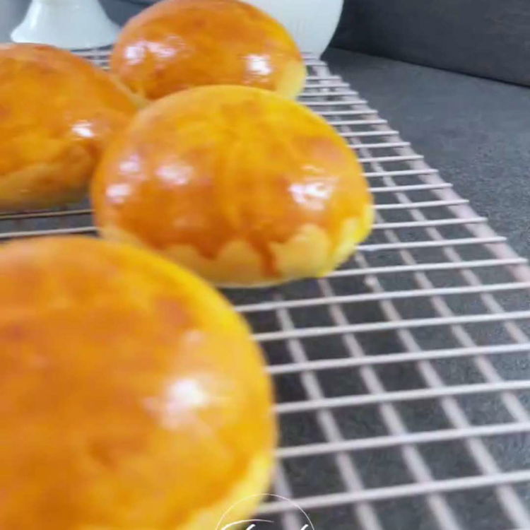 Image of Coaceți chiflele într-un cuptor preîncălzit la 200 de grade Celsius...