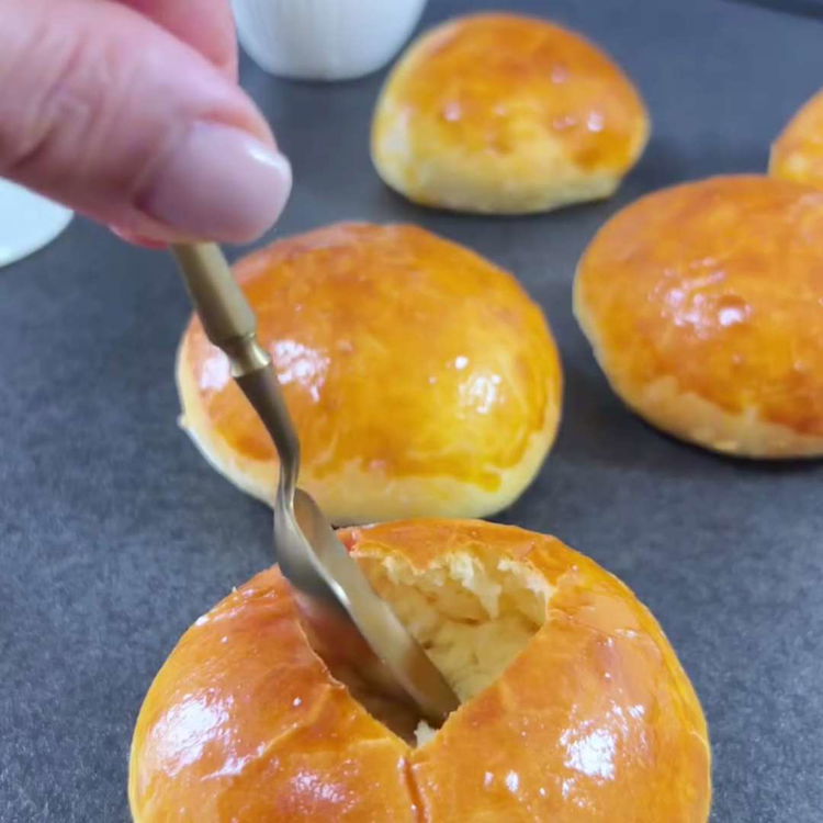 Image of Lăsați chiflele să se răcească, apoi tăiați vârfurile sau folosiți...