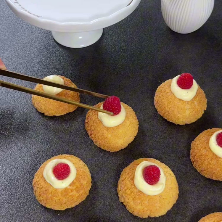 Image of Faceți o gaură în partea de sus, injectați crema diplomat...